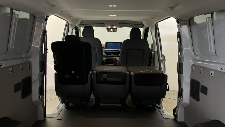 Volkswagen Transporter T32 Lwb Electric 160kW 65kWh Commerce Pro Kombi Van Auto